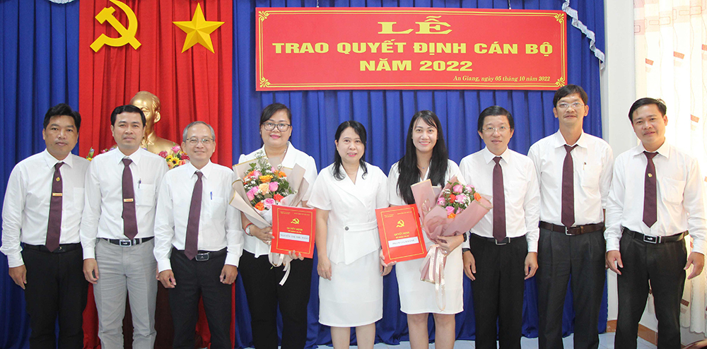 Báo An Giang trao quyết định bổ nhiệm lại 2 cán bộ