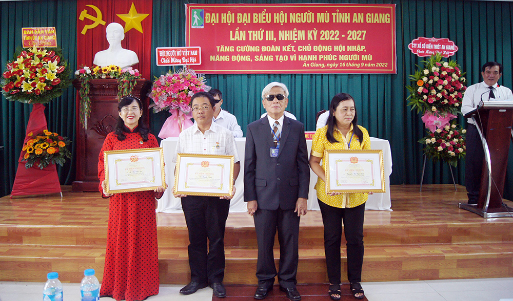 An Giang nỗ lực chăm lo người mù