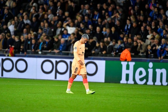 Griezmann đá hỏng phạt đền khiến Atletico lâm nguy ở Champions League