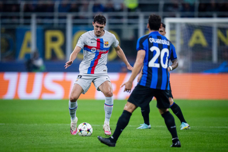 Barcelona phơi áo trên sân Inter Milan