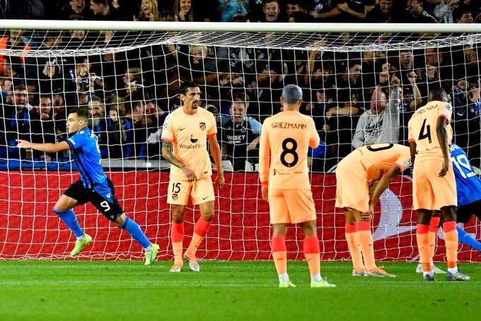 Griezmann đá hỏng phạt đền khiến Atletico lâm nguy ở Champions League