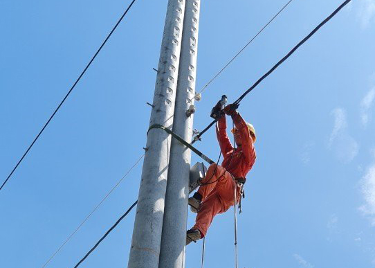 Hoàn thành lắp đặt điện kế, đóng điện hoàn chỉnh 4 hạng mục công trình cấp điện cho 140 hộ gia đình