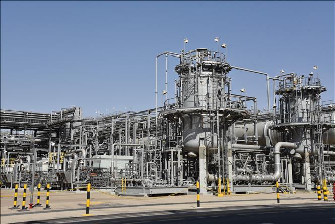 OPEC+ nhất trí cắt giảm mạnh sản lượng dầu mỏ