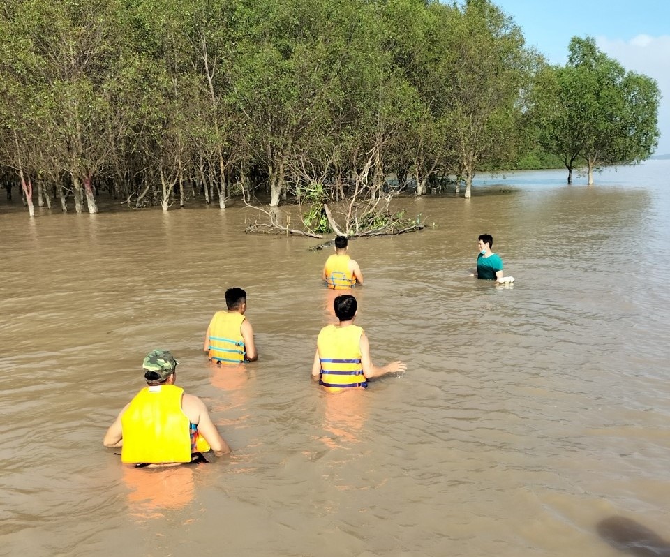 Phát hiện quả bom nặng 350 kg còn nguyên ngòi nổ trên bãi biển Trà Vinh