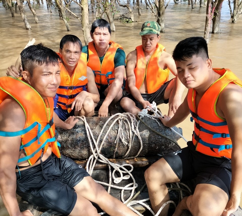 Phát hiện quả bom nặng 350 kg còn nguyên ngòi nổ trên bãi biển Trà Vinh