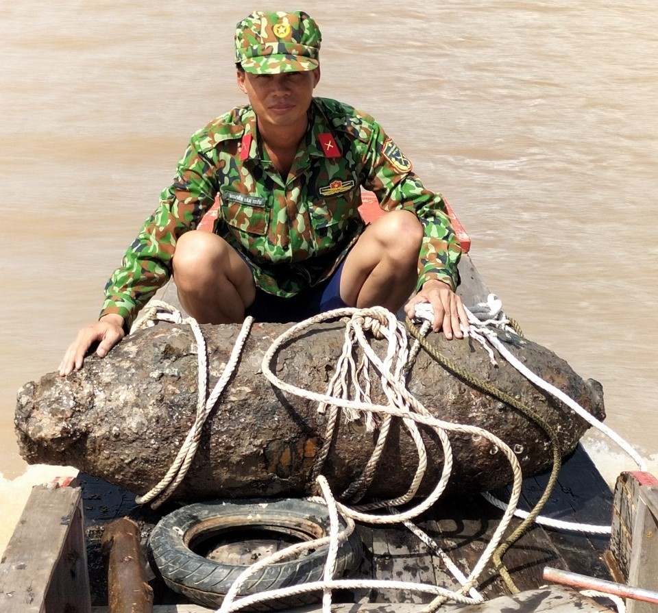 Phát hiện quả bom nặng 350 kg còn nguyên ngòi nổ trên bãi biển Trà Vinh