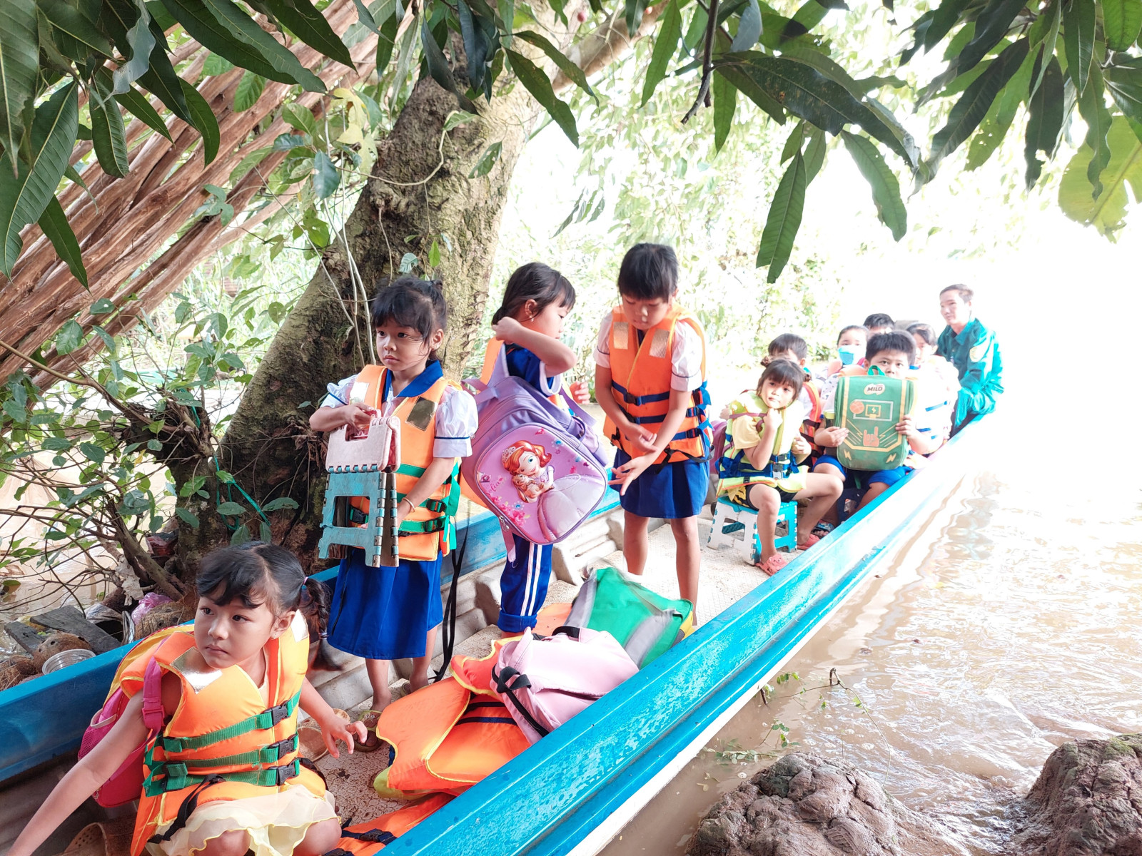 An Phú đưa rước học sinh vùng lũ đi học hàng ngày