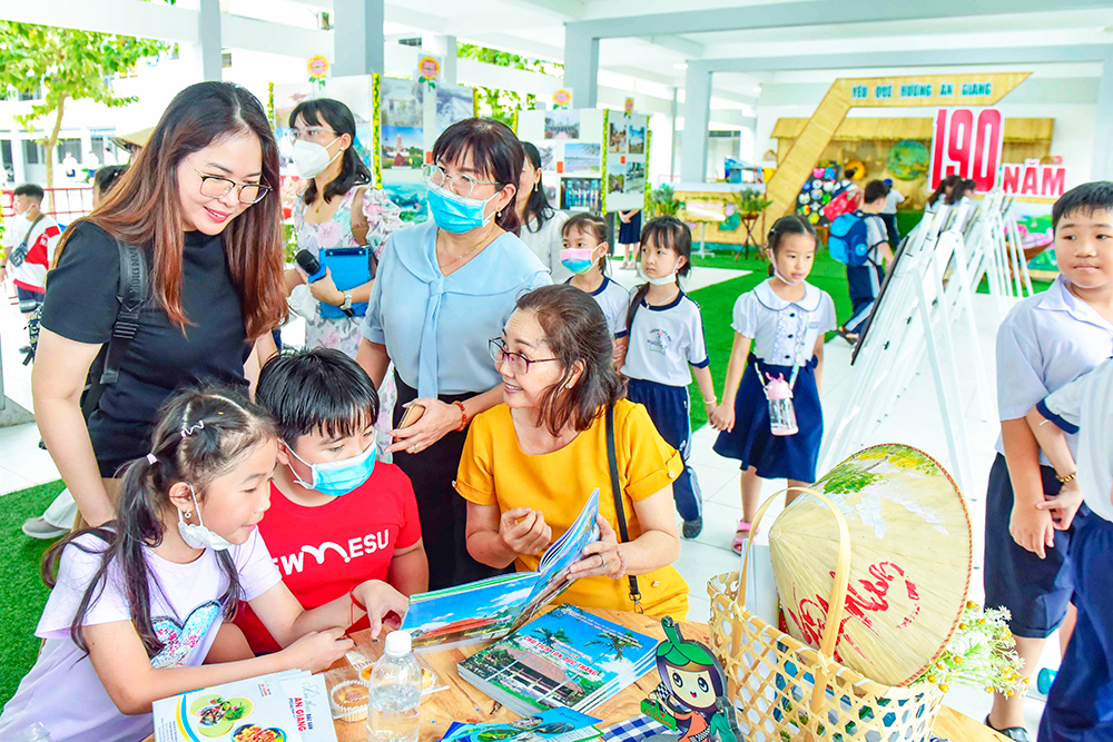 Trường Tiểu học Nguyễn Du tổ chức hoạt động chào mừng kỷ niệm 190 năm thành lập tỉnh An Giang (1832- 2022)