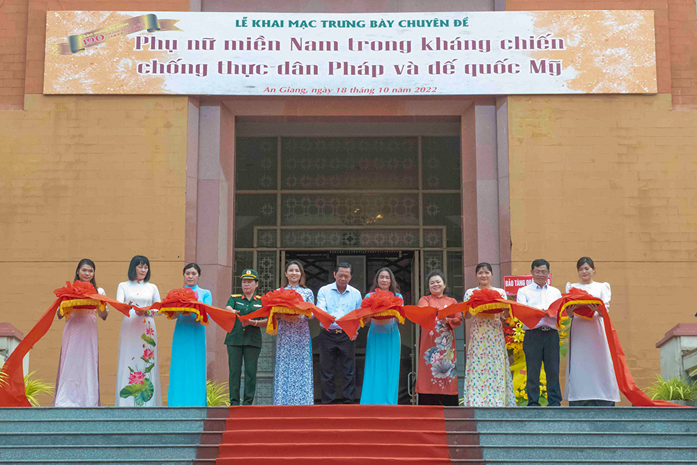 Khai mạc trưng bày chuyên đề “Phụ nữ miền Nam trong kháng chiến chống thực dân Pháp và đế quốc Mỹ”