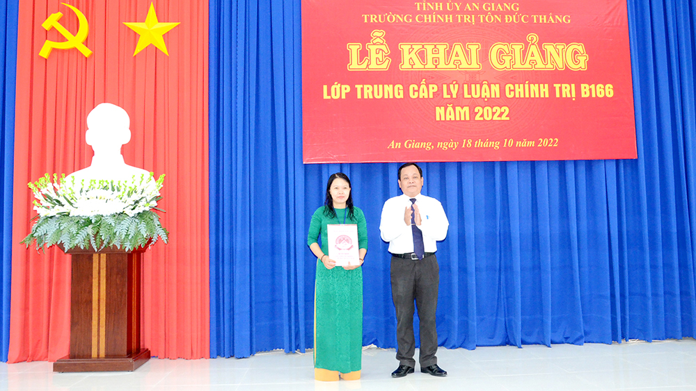 Khai giảng lớp Trung cấp lý luận chính trị B166
