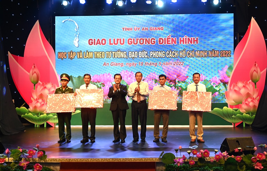 Đảng bộ tỉnh An Giang xây dựng đội ngũ đảng viên đáp ứng yêu cầu trong tình hình mới - Kỳ 1: Giáo dục chính trị, tư tưởng là nhiệm vụ hàng đầu