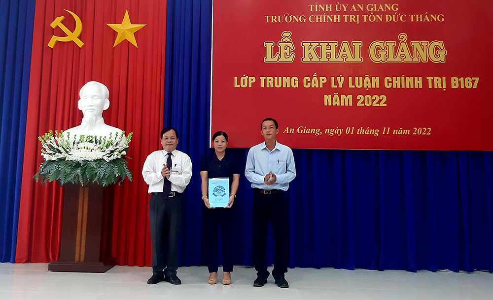 Trường Chính trị Tôn Đức Thắng khai giảng lớp trung cấp lý luận chính trị B167 năm 2022