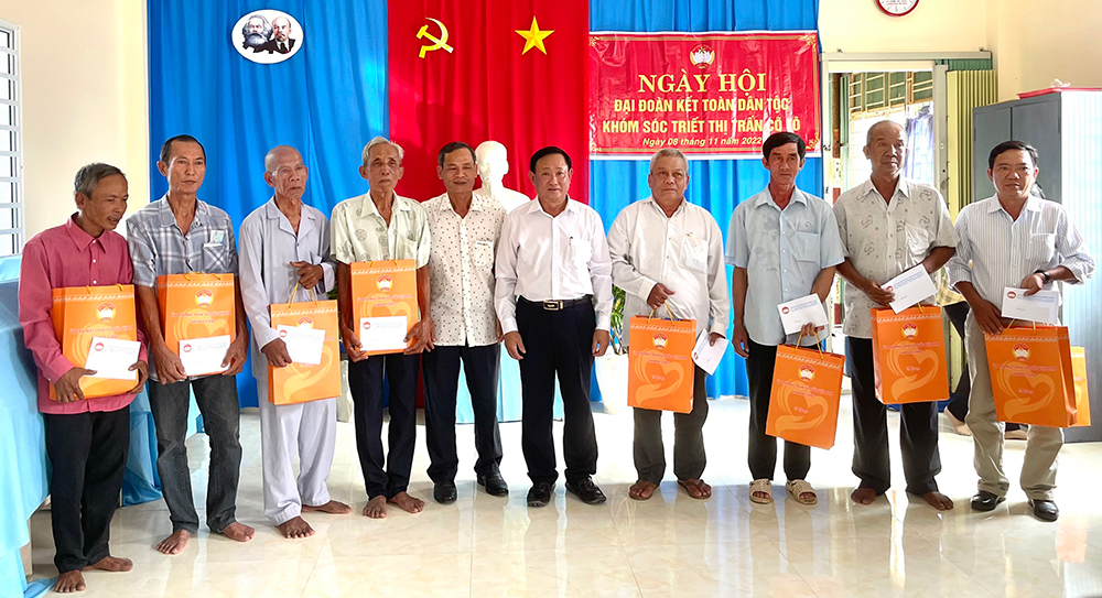 Chủ tịch UBMTTQVN tỉnh An Giang Nguyễn Tiếc Hùng dự Ngày hội Đại đoàn kết tại Cô Tô