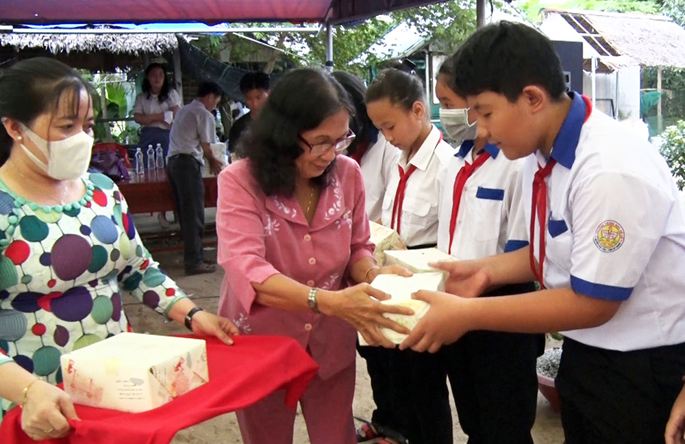 Trưởng ban Dân vận Tỉnh ủy An Giang Võ Nguyên Nam dự Ngày hội Đại đoàn kết tại huyện Phú Tân