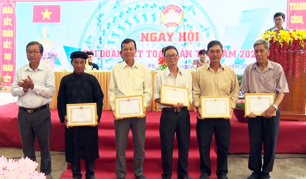 Trưởng ban Dân vận Tỉnh ủy An Giang Võ Nguyên Nam dự Ngày hội Đại đoàn kết tại huyện Phú Tân
