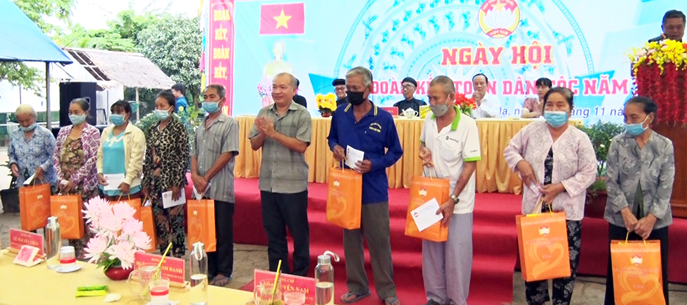 Trưởng ban Dân vận Tỉnh ủy An Giang Võ Nguyên Nam dự Ngày hội Đại đoàn kết tại huyện Phú Tân