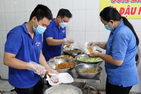 Vĩnh Long: Bếp ăn 0 đồng - tấm lòng bạn trẻ