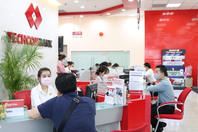 Ngân hàng tăng lãi suất không kỳ hạn chạm trần