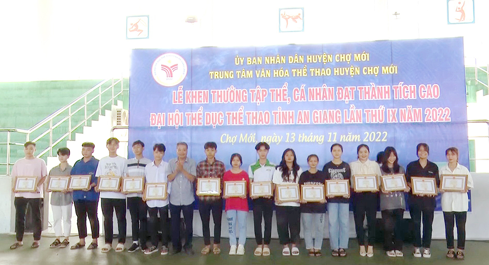 Chợ Mới khen thưởng tập thể, cá nhân đạt thành tích cao tại Đại hội thể dục- thể thao tỉnh An Giang lần thứ IX/ 2022