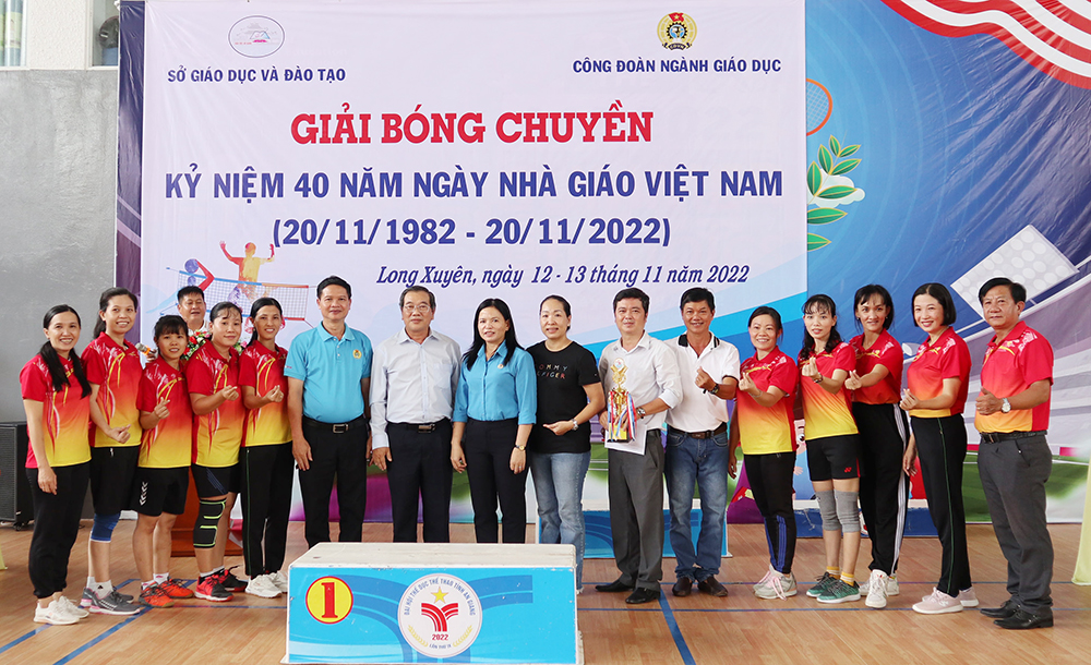 22 đội tranh tài Giải bóng chuyền kỷ niệm 40 năm Ngày Nhà giáo Việt Nam