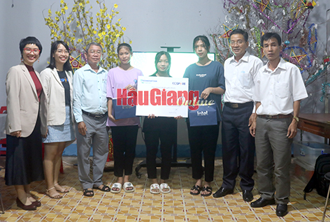 Hậu Giang: Trao học bổng cho nhóm nữ sinh đạt giải chương trình Trao quyền cho học sinh nữ