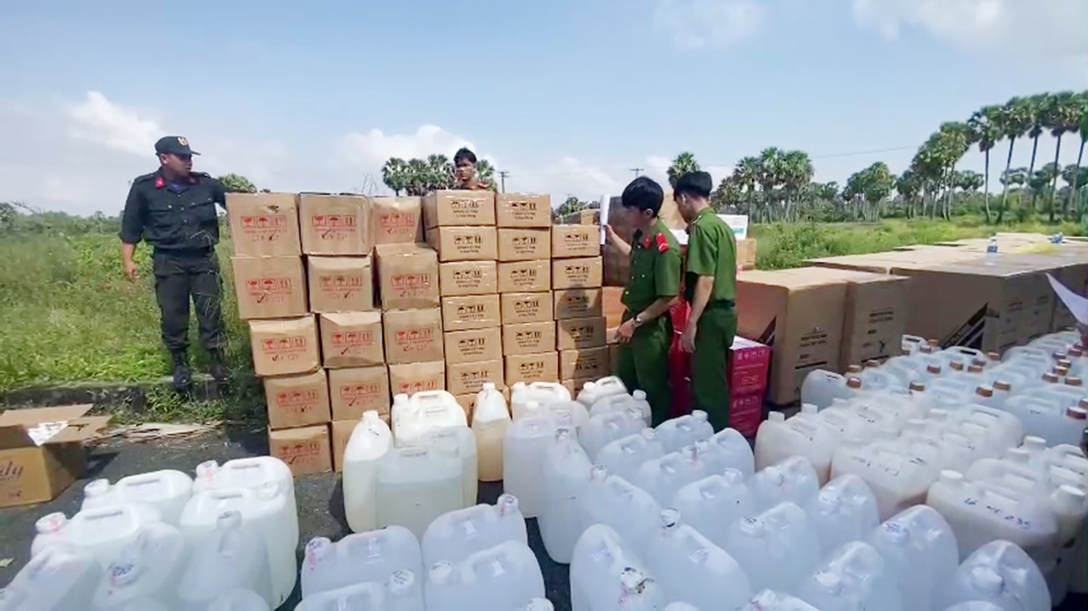 Bắt xe tải vận chuyển số lượng lớn hàng hóa không rõ nguồn gốc, trị giá 1,3 tỷ đồng ở Tịnh Biên