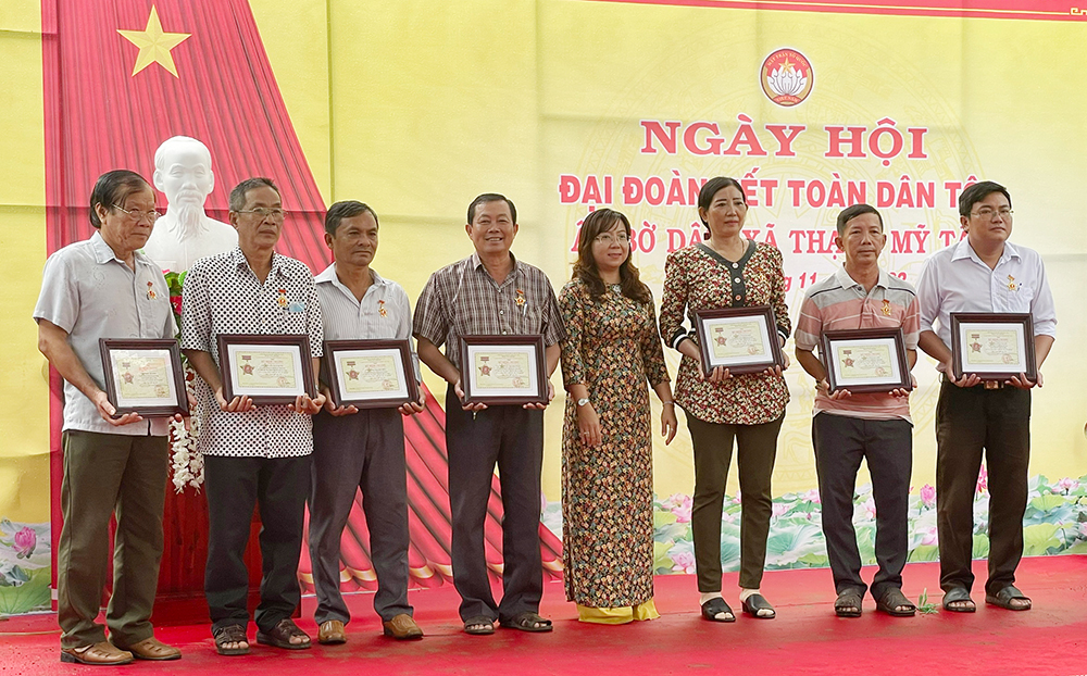 Phó Chủ tịch UBND tỉnh An Giang Lê Văn Phước dự Ngày hội Đại đoàn kết toàn dân tộc tại ấp Bờ Dâu