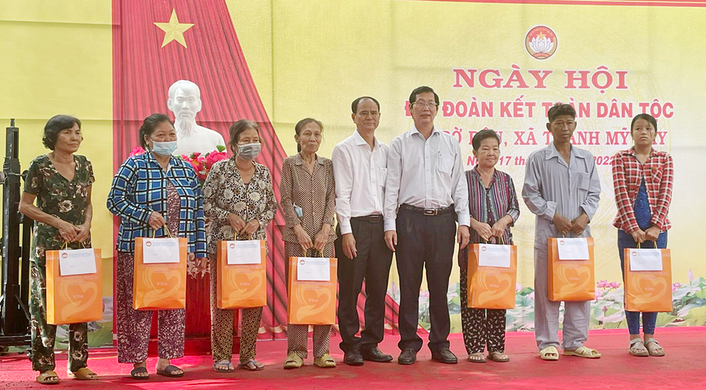 Phó Chủ tịch UBND tỉnh An Giang Lê Văn Phước dự Ngày hội Đại đoàn kết toàn dân tộc tại ấp Bờ Dâu