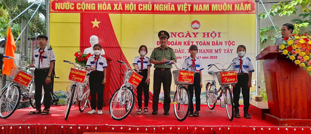 Phó Chủ tịch UBND tỉnh An Giang Lê Văn Phước dự Ngày hội Đại đoàn kết toàn dân tộc tại ấp Bờ Dâu