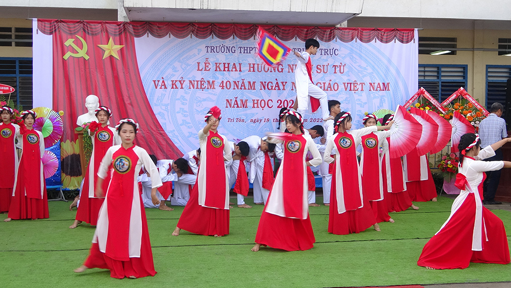 Phó Bí thư Thường trực Tỉnh ủy An Giang Lê Văn Nưng dự kỷ niệm Ngày Nhà giáo Việt Nam tại huyện Tri Tôn