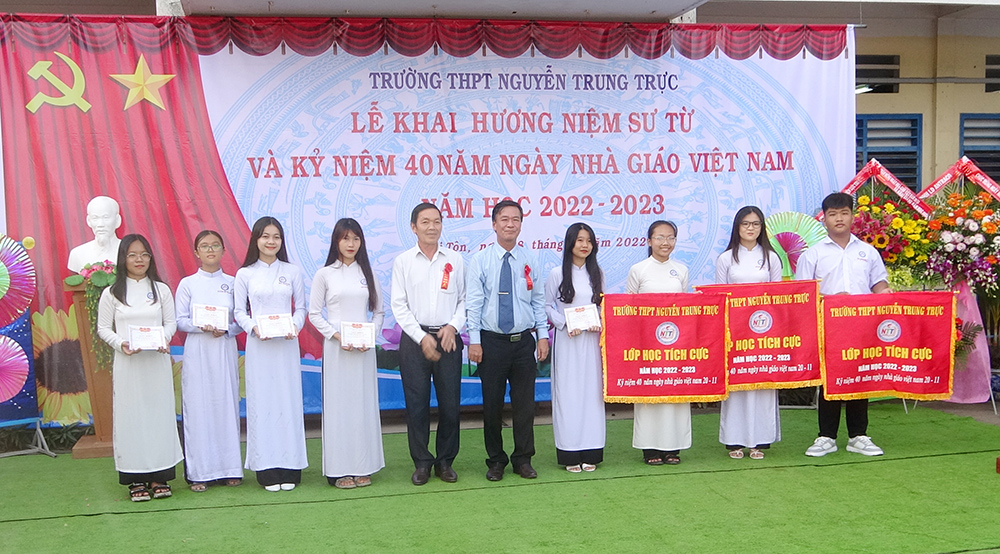 Phó Bí thư Thường trực Tỉnh ủy An Giang Lê Văn Nưng dự kỷ niệm Ngày Nhà giáo Việt Nam tại huyện Tri Tôn