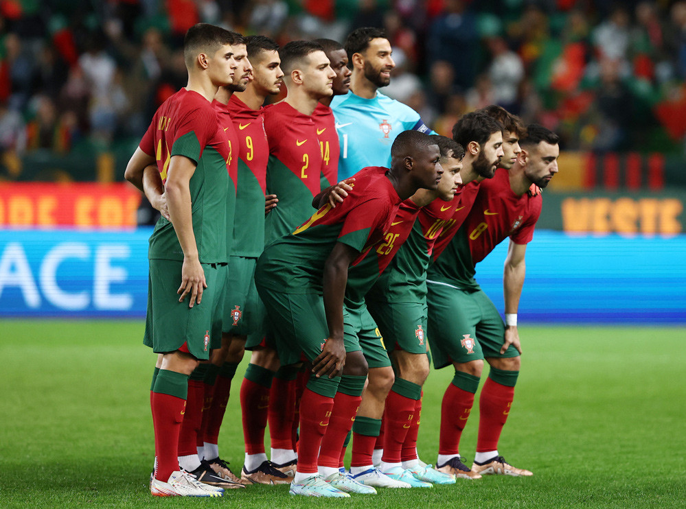 Chiến thắng của đội tuyển bóng đá quốc gia Bồ Đào Nha đã để lại dấu ấn đậm nét trong lịch sử thể thao quốc tế. Hình ảnh đội tuyển chất lượng cao với khoảnh khắc giành chiến thắng sẽ đem đến cho bạn nét tính cách của những người chiến thắng với sự kiên nhẫn, quyết tâm và bản lĩnh.