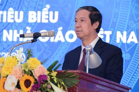 Bộ trưởng Nguyễn Kim Sơn trao Bằng khen của Bộ Giáo dục và Đào tạo cho 400 nhà giáo tiêu biểu năm 2022