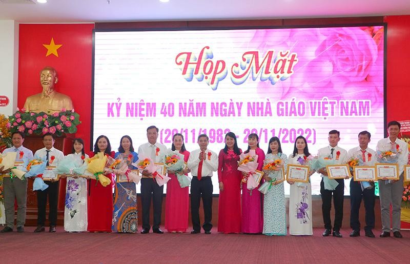 Hậu Giang họp mặt kỷ niệm 40 năm Ngày Nhà giáo Việt Nam