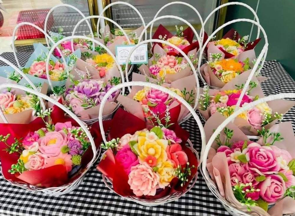 Những bó hoa độc đáo hút khách dịp 20/11