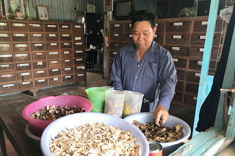 Tấm lòng của những thầy thuốc đông y