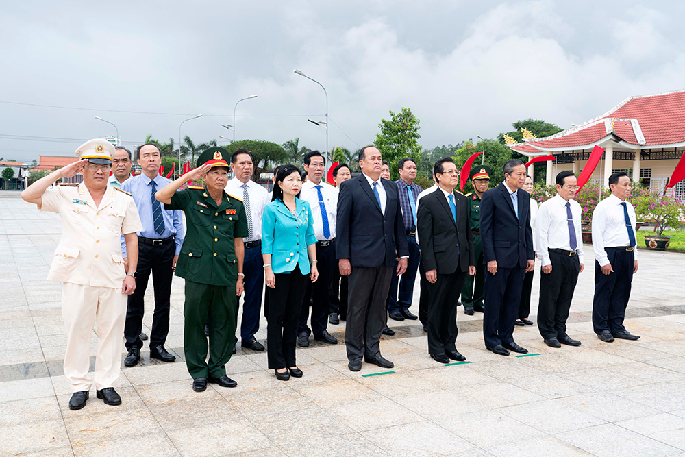 Lãnh đạo tỉnh An Giang viếng, dâng hương lăng Thoại Ngọc Hầu, đền thờ Chủ tịch Tôn Đức Thắng và Nghĩa trang liệt sĩ tỉnh, nhân kỷ niệm 190 năm thành lập tỉnh An Giang