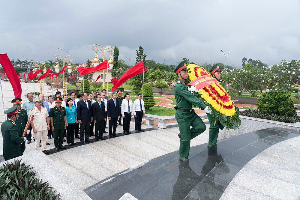 Lãnh đạo tỉnh An Giang viếng, dâng hương lăng Thoại Ngọc Hầu, đền thờ Chủ tịch Tôn Đức Thắng và Nghĩa trang liệt sĩ tỉnh, nhân kỷ niệm 190 năm thành lập tỉnh An Giang