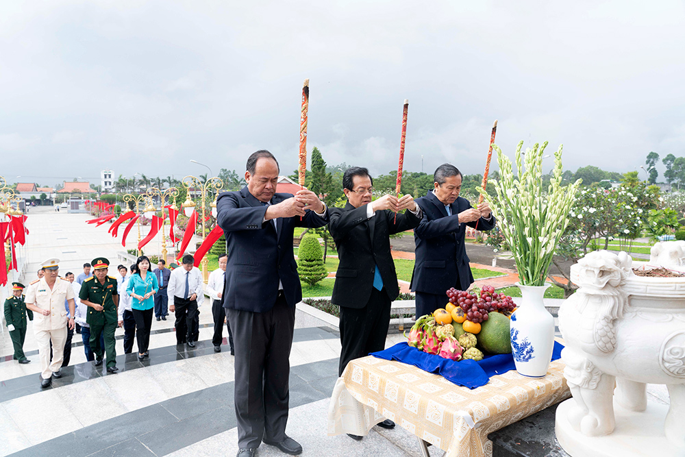Lãnh đạo tỉnh An Giang viếng, dâng hương lăng Thoại Ngọc Hầu, đền thờ Chủ tịch Tôn Đức Thắng và Nghĩa trang liệt sĩ tỉnh, nhân kỷ niệm 190 năm thành lập tỉnh An Giang