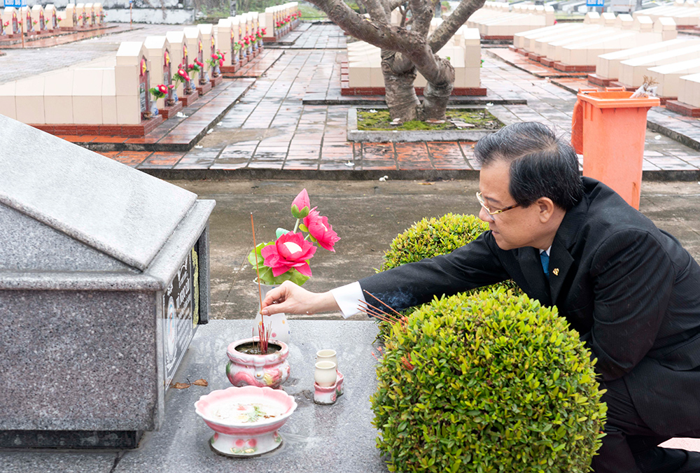 Lãnh đạo tỉnh An Giang viếng, dâng hương lăng Thoại Ngọc Hầu, đền thờ Chủ tịch Tôn Đức Thắng và Nghĩa trang liệt sĩ tỉnh, nhân kỷ niệm 190 năm thành lập tỉnh An Giang
