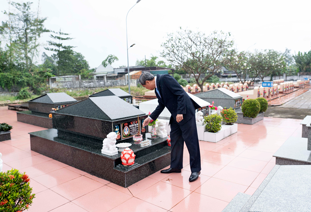 Lãnh đạo tỉnh An Giang viếng, dâng hương lăng Thoại Ngọc Hầu, đền thờ Chủ tịch Tôn Đức Thắng và Nghĩa trang liệt sĩ tỉnh, nhân kỷ niệm 190 năm thành lập tỉnh An Giang