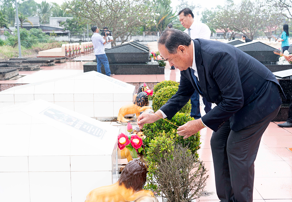 Lãnh đạo tỉnh An Giang viếng, dâng hương lăng Thoại Ngọc Hầu, đền thờ Chủ tịch Tôn Đức Thắng và Nghĩa trang liệt sĩ tỉnh, nhân kỷ niệm 190 năm thành lập tỉnh An Giang
