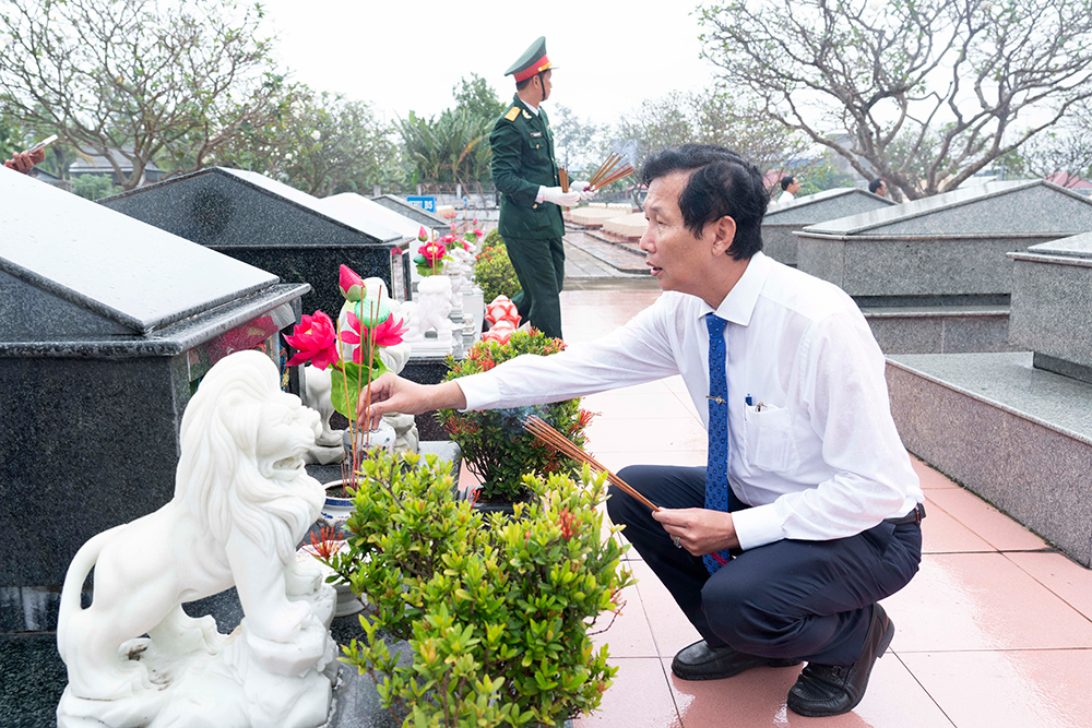 Lãnh đạo tỉnh An Giang viếng, dâng hương lăng Thoại Ngọc Hầu, đền thờ Chủ tịch Tôn Đức Thắng và Nghĩa trang liệt sĩ tỉnh, nhân kỷ niệm 190 năm thành lập tỉnh An Giang