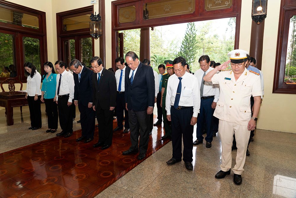 Lãnh đạo tỉnh An Giang viếng, dâng hương lăng Thoại Ngọc Hầu, đền thờ Chủ tịch Tôn Đức Thắng và Nghĩa trang liệt sĩ tỉnh, nhân kỷ niệm 190 năm thành lập tỉnh An Giang
