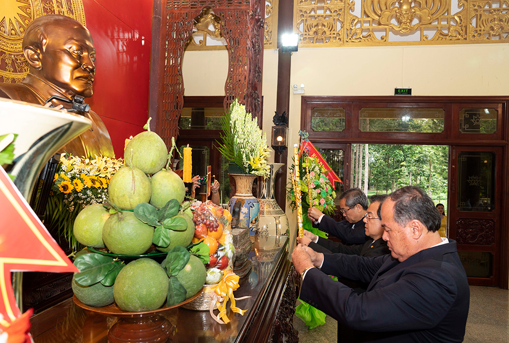 Lãnh đạo tỉnh An Giang viếng, dâng hương lăng Thoại Ngọc Hầu, đền thờ Chủ tịch Tôn Đức Thắng và Nghĩa trang liệt sĩ tỉnh, nhân kỷ niệm 190 năm thành lập tỉnh An Giang