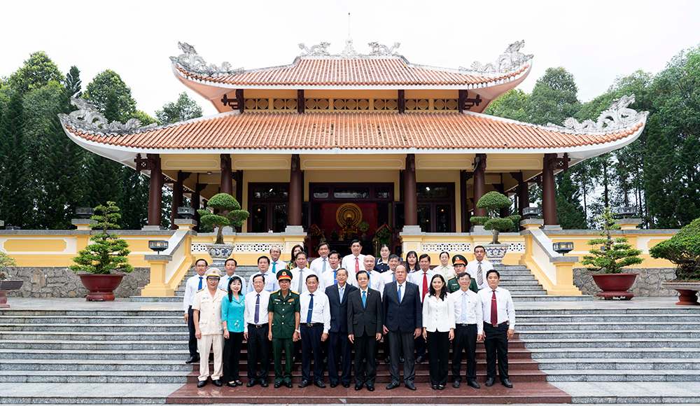 Lãnh đạo tỉnh An Giang viếng, dâng hương lăng Thoại Ngọc Hầu, đền thờ Chủ tịch Tôn Đức Thắng và Nghĩa trang liệt sĩ tỉnh, nhân kỷ niệm 190 năm thành lập tỉnh An Giang