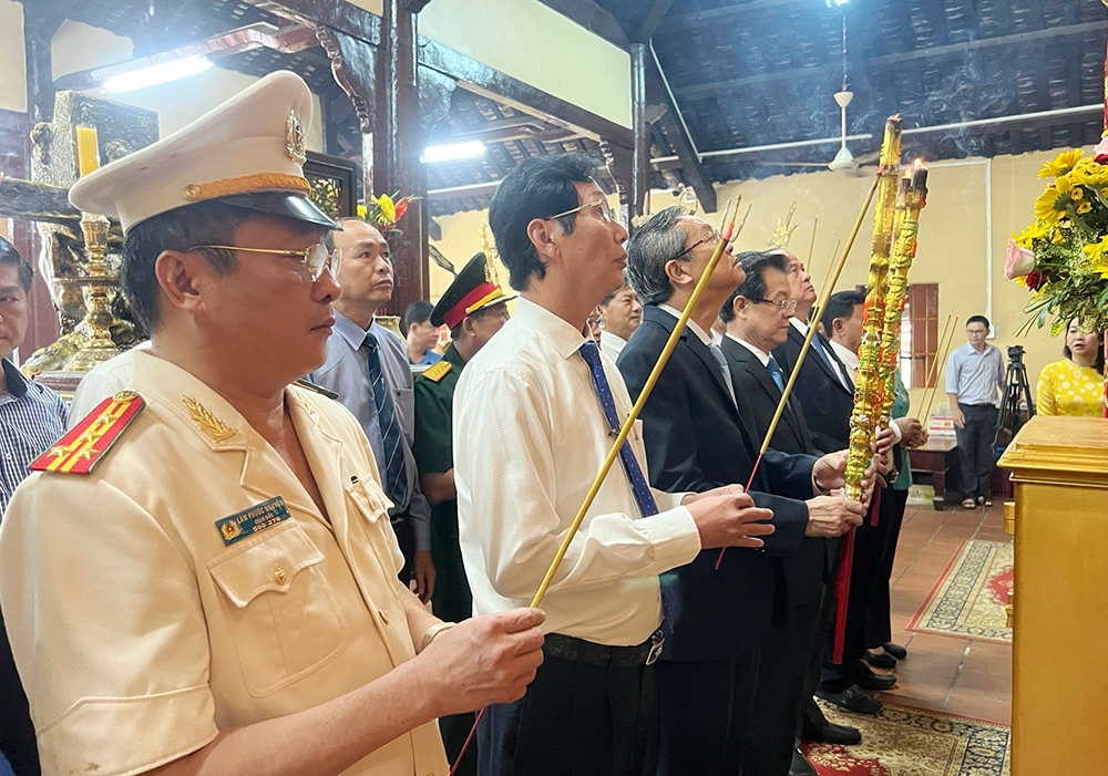 Lãnh đạo tỉnh An Giang viếng, dâng hương lăng Thoại Ngọc Hầu, đền thờ Chủ tịch Tôn Đức Thắng và Nghĩa trang liệt sĩ tỉnh, nhân kỷ niệm 190 năm thành lập tỉnh An Giang