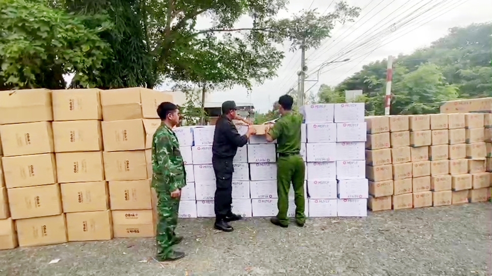 An Giang: Tạm giữ ôtô tải vận chuyển số lượng lớn hàng hóa xuất xứ nước ngoài không hóa đơn, chứng từ