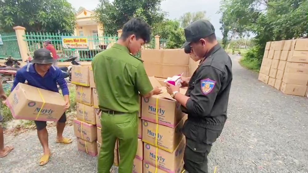 An Giang: Tạm giữ ôtô tải vận chuyển số lượng lớn hàng hóa xuất xứ nước ngoài không hóa đơn, chứng từ