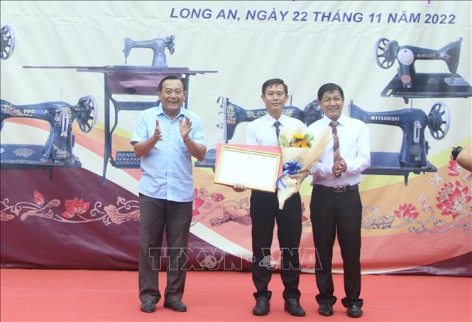 Long An: Khai mạc triển lãm máy may cổ
